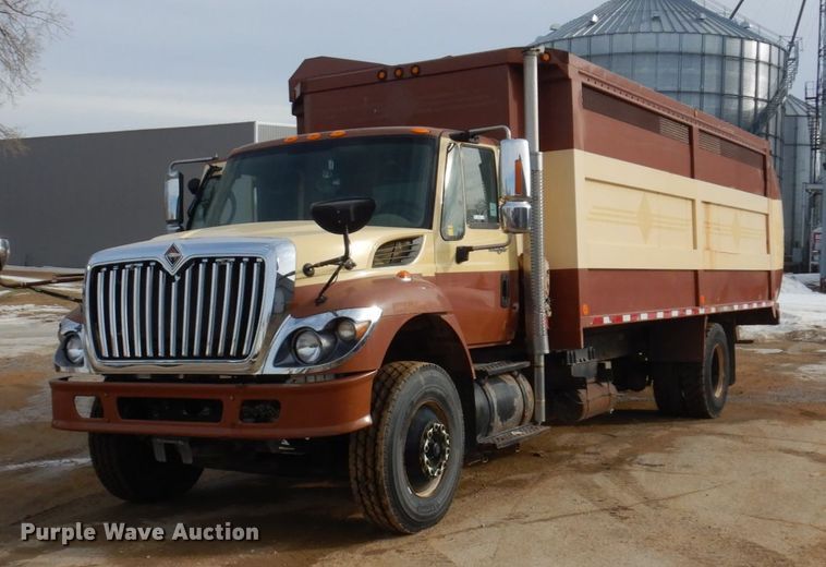 2010 International 7300  refuse truck - IM9754