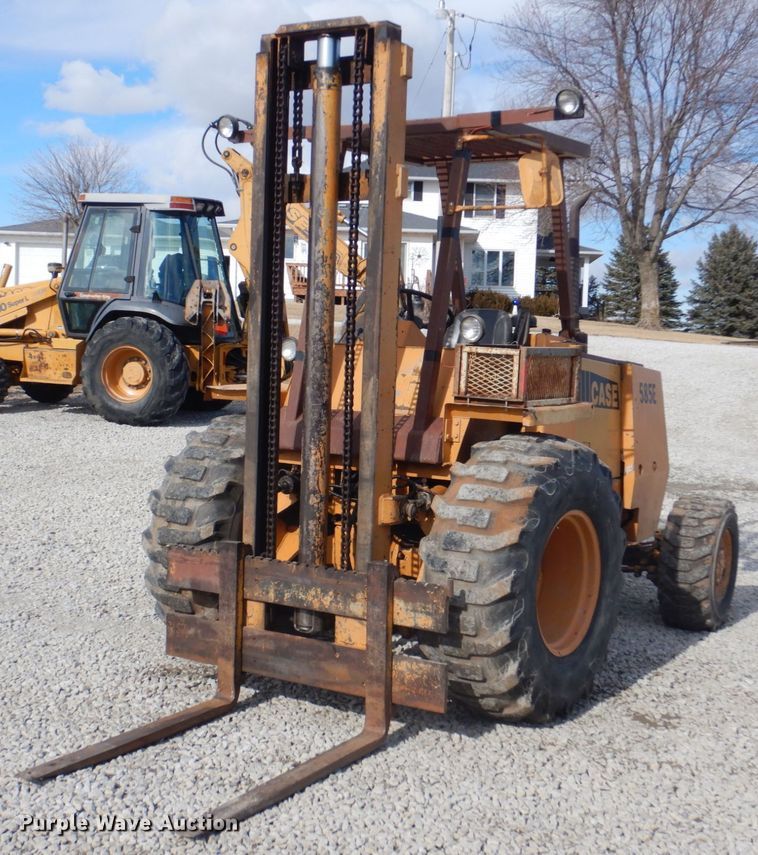Case 585E  forklift - IU9821
