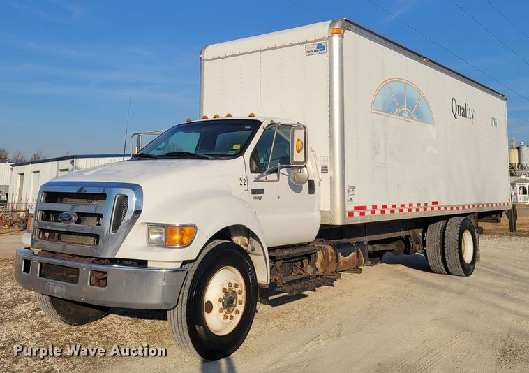 2005 Ford F750 Super Duty XLT  box truck - HK9258