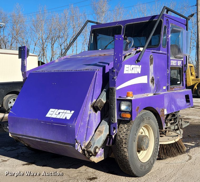 2004 Elgin Pelican Series P  street sweeper truck - KH9749