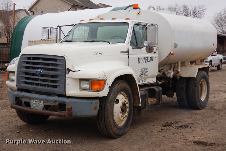 1997 Ford F800  water truck - DR1116