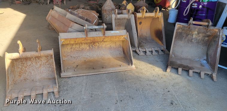 (6) backhoe buckets - KH9761