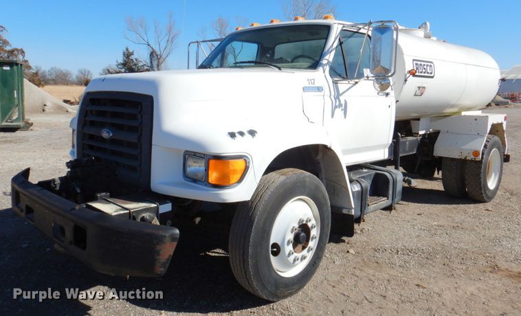 1995 Ford F700  water truck - DN1330