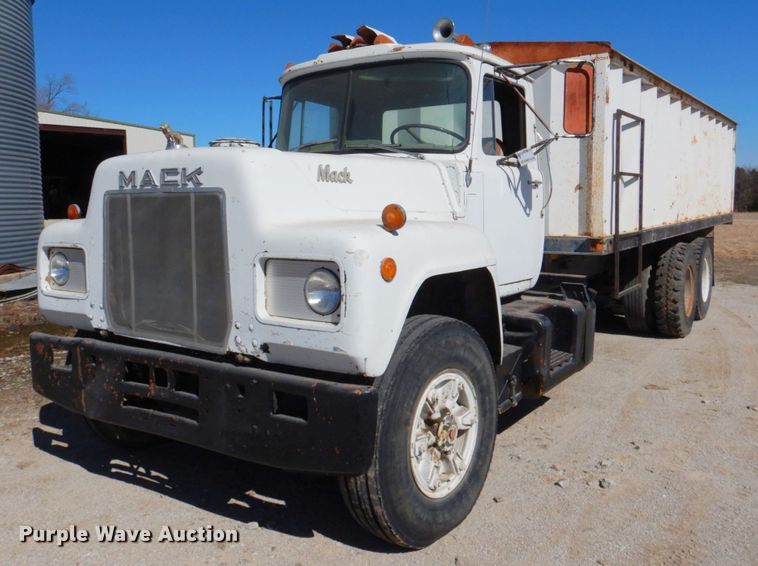 1977 Mack R685ST  grain truck - DM1330