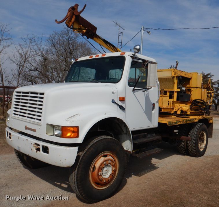 1990 International 4800  digger derrick truck - JS9671