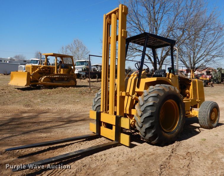 1990 John Deere 482C  forklift - JS9682