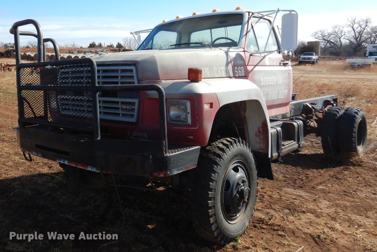 1986 Ford F700  truck cab and chassis - DK4411