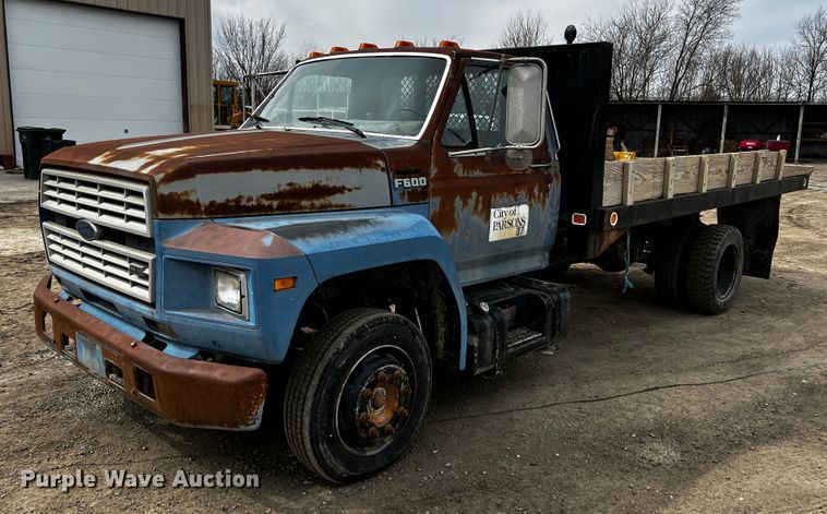 1990 Ford F600  flatbed truck - JH9325