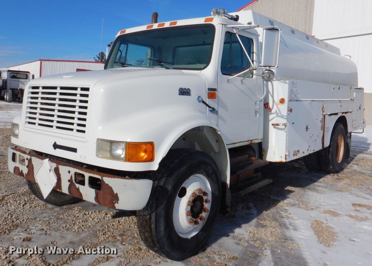 1998 International 4900  fuel truck - DN2656