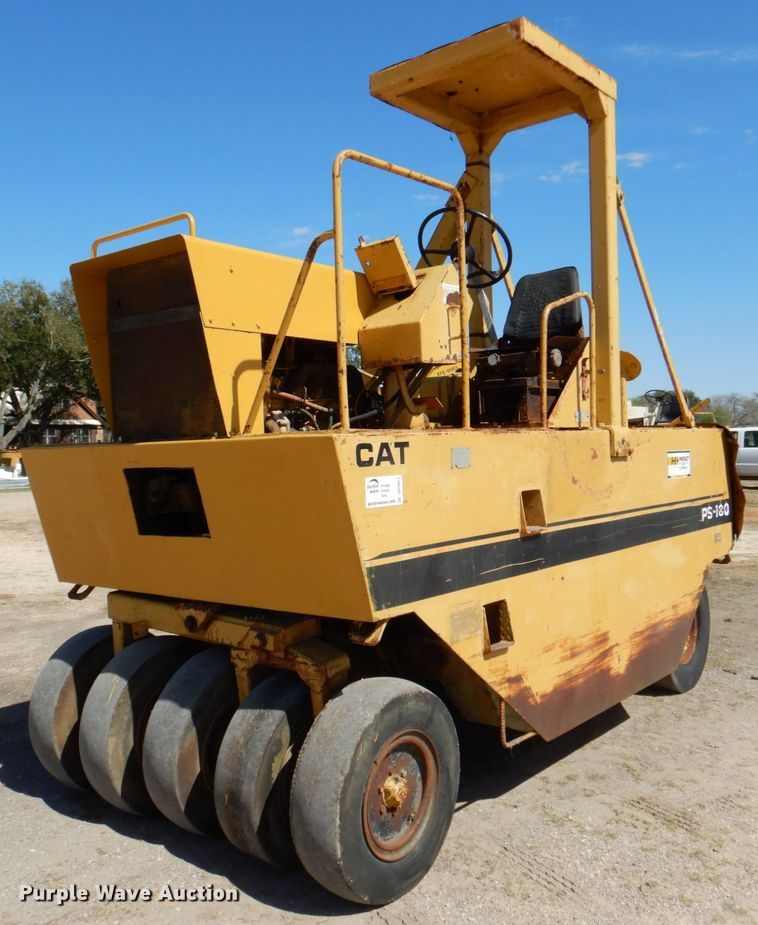 1987 Caterpillar PS-180  pneumatic roller - DP3921