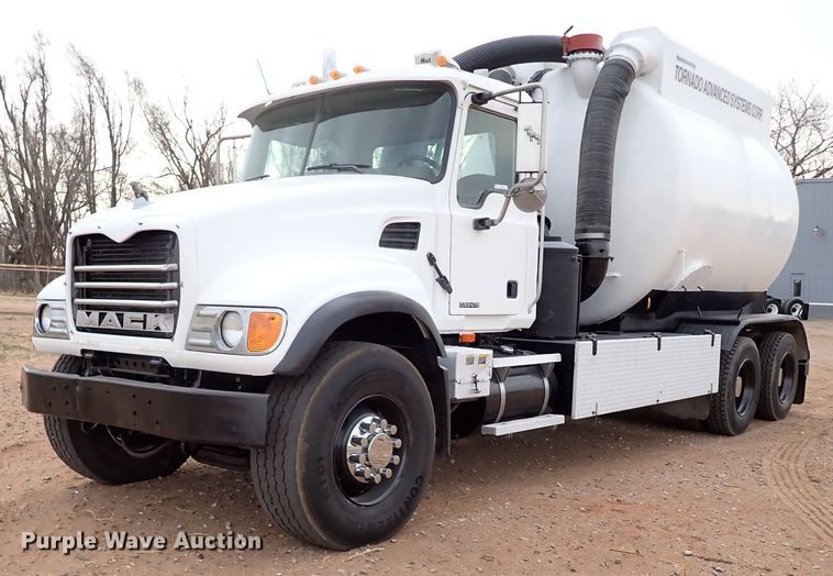 2002 Mack CV713 Granite  hydrovac truck - JO9640