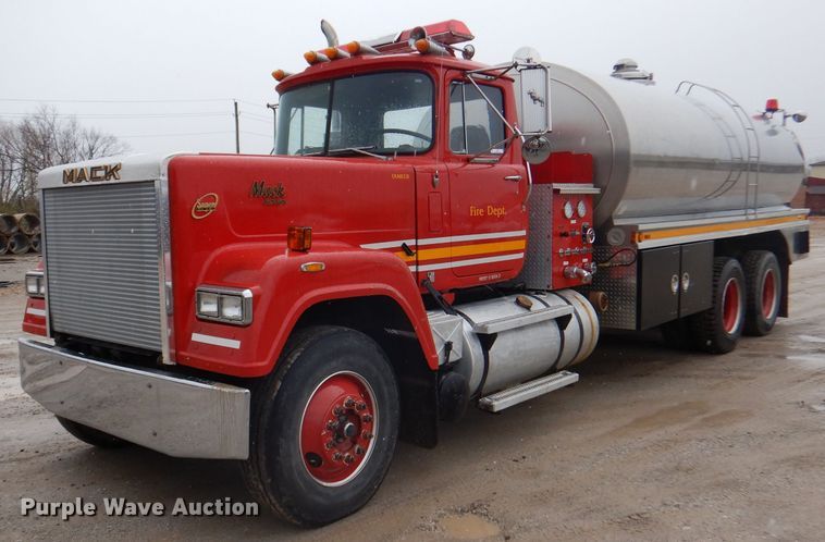 1988 Mack RW613  tanker truck - JY9681