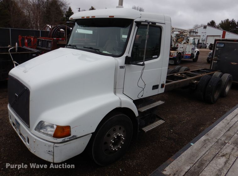 2002 Volvo VN Series  truck cab and chassis - JK9490