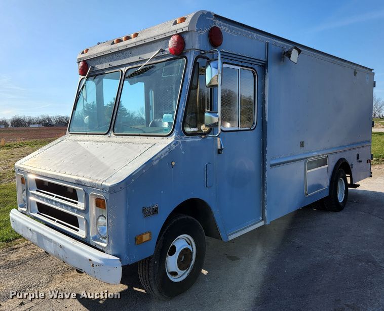 1988 Chevrolet P30  delivery truck - HK9440
