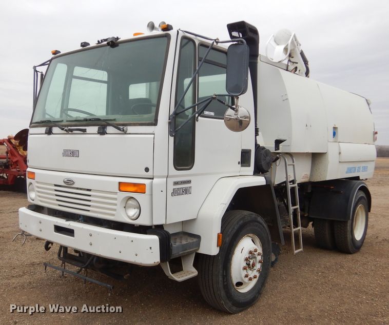 2001 Sterling SC-7000  street sweeper truck - MX9956