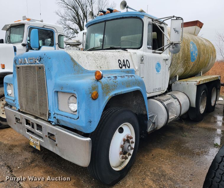 1982 Mack R688ST  water truck - JE9985