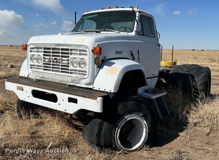 GMC  applicator truck cab and chassis - IG9397