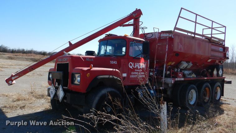 1985 Mack RD686S  fertilizer delivery truck - DK3673