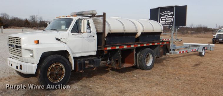 1989 Ford F800  water truck - DH7346
