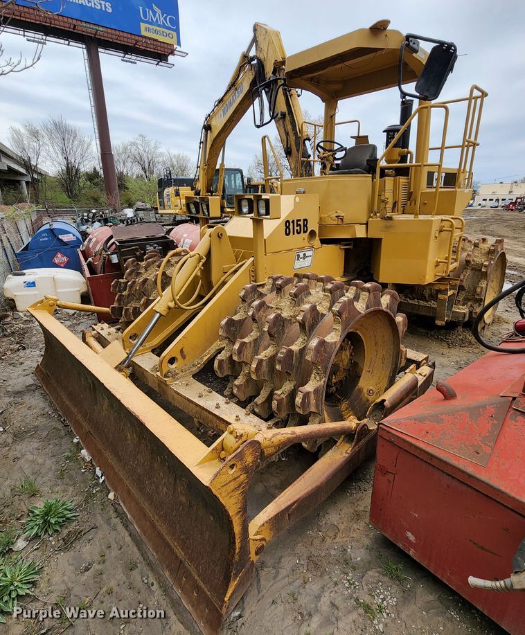 1984 Caterpillar 815B  soil compactor - KT9756