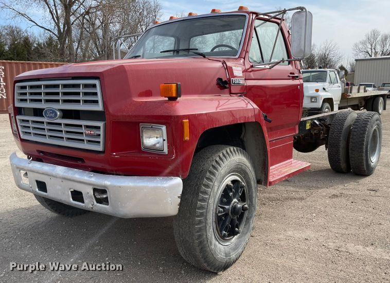1985 Ford F800  truck cab and chassis - MJ9546