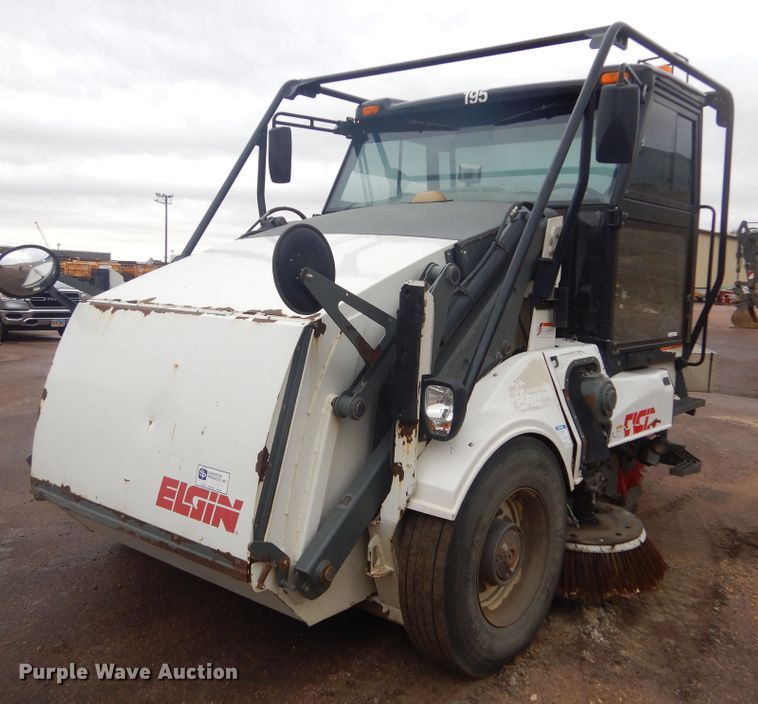 2010 Elgin Pelican Series NS  sweeper - MY9028