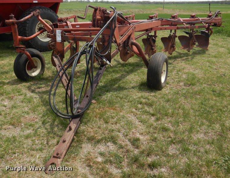 International 700  seven bottom plow - DK0880