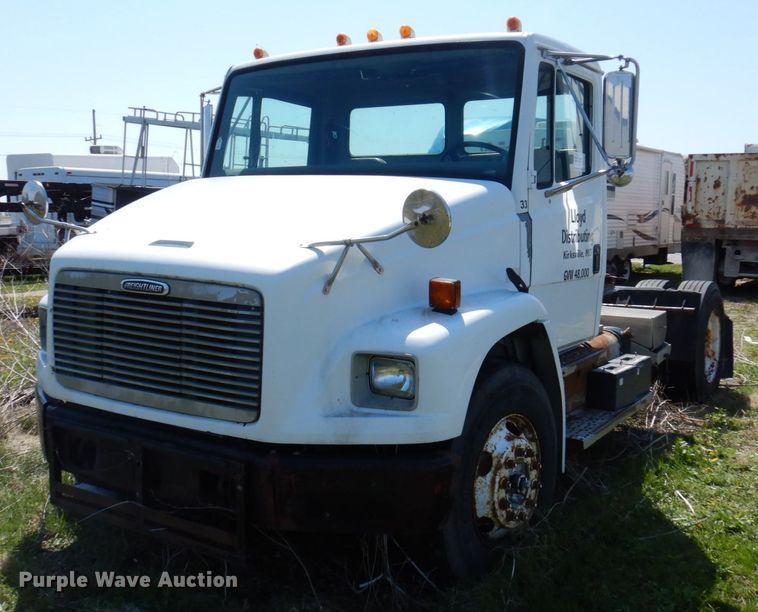 2000 Freightliner FL70  semi truck - DP5441