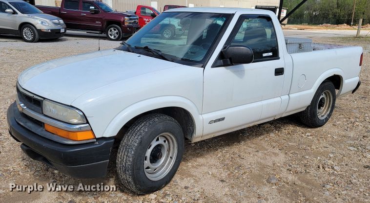 2001 Chevrolet S10  pickup truck - JL9599