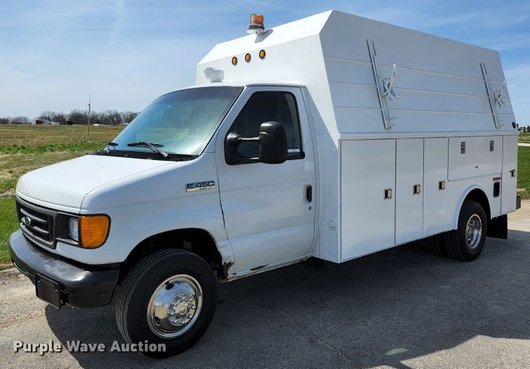 2006 Ford E450 Super Duty  utility van - KE9776
