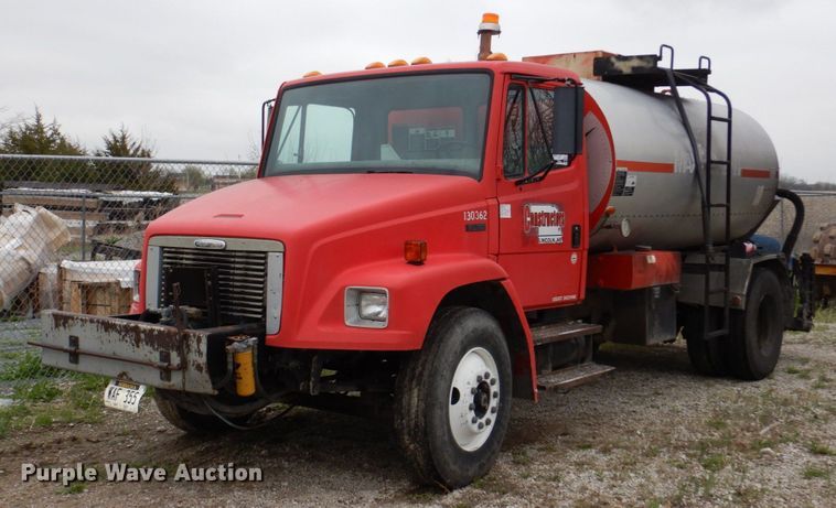 1999 Freightliner FL70  tank truck - DN7371