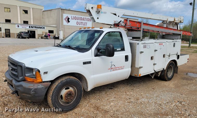 2002 Ford F350 Super Duty XL  bucket truck - JL9596