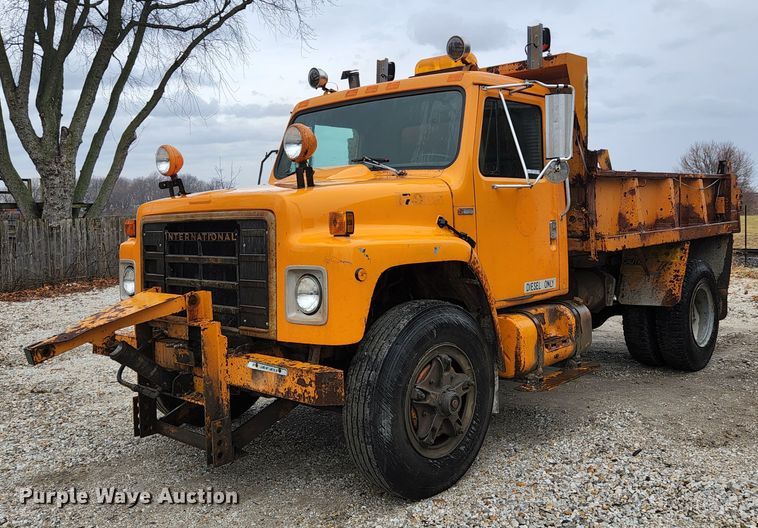 1982 International 1954  dump truck - HK9356