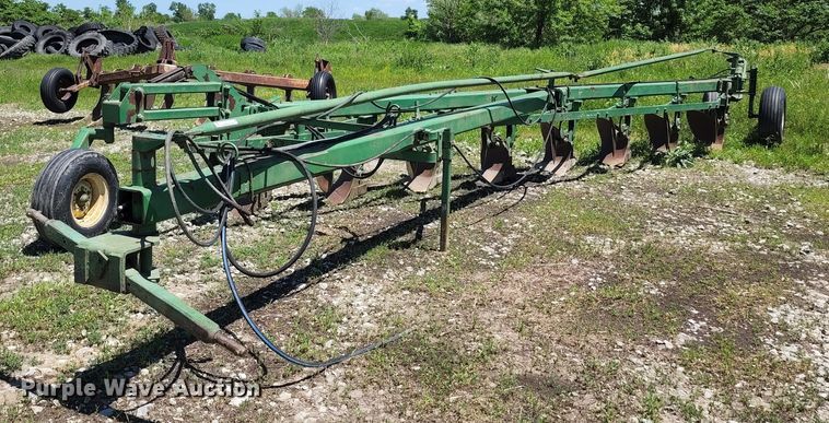 John Deere  eight bottom plow - KF9012
