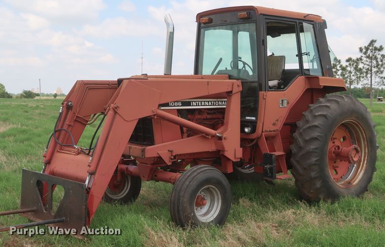 1981 International 1086  tractor - KR9874