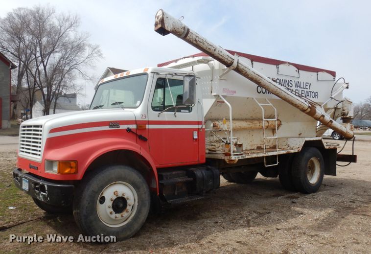 2001 International 4700  feed delivery truck - MF9575