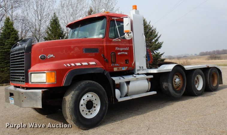 2001 Mack CL713  semi truck - MF9583