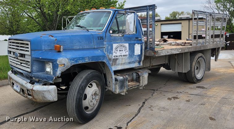 1990 Ford F600  flatbed truck - JM9085
