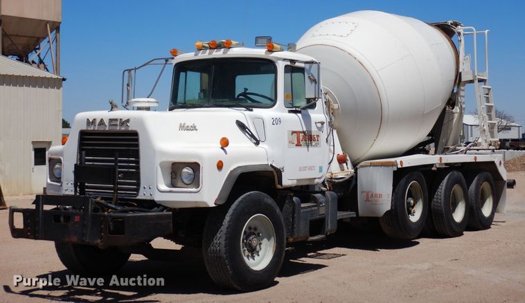 1993 Mack DM690S  ready mix truck - DR1171