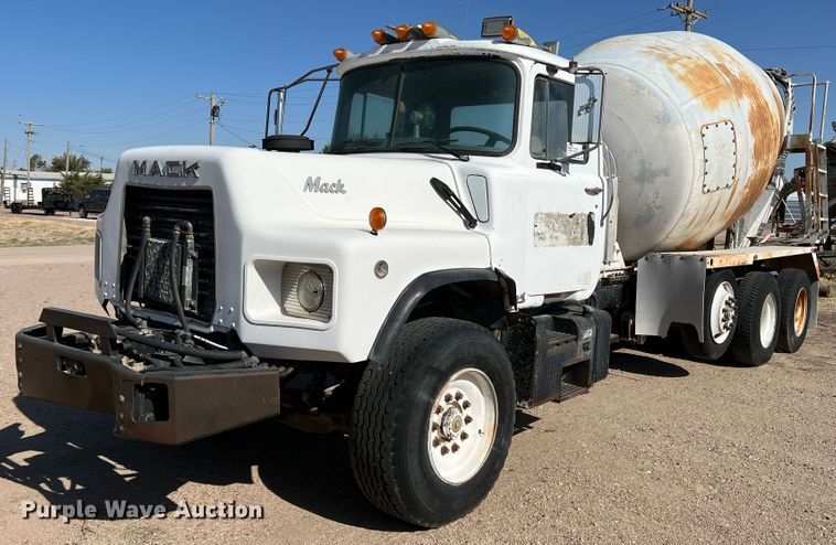 1993 Mack DM690S  ready mix truck - DR1367