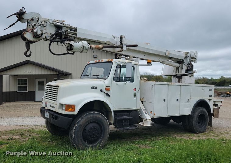 2001 International 4800  digger derrick truck - JL9503
