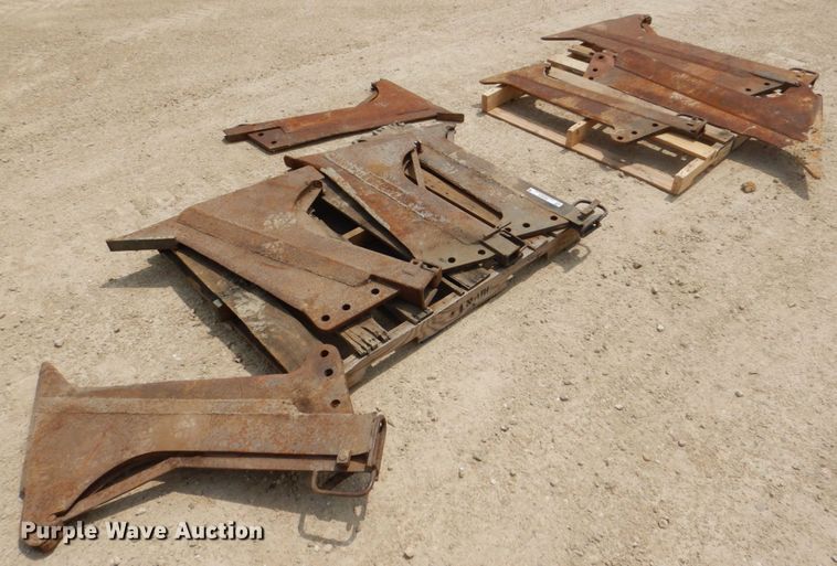 (8) vibratory plow blades - MF9072