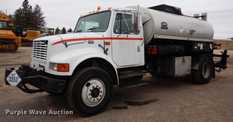 1999 International 4700  oil distributor truck - MF9554