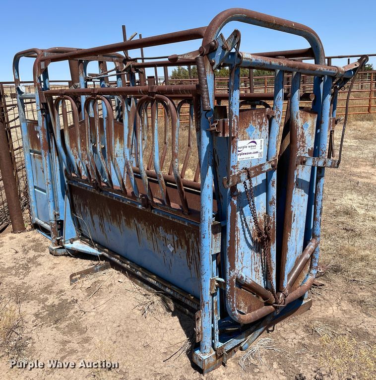 Priefert 81  livestock squeeze chute - DJ5110