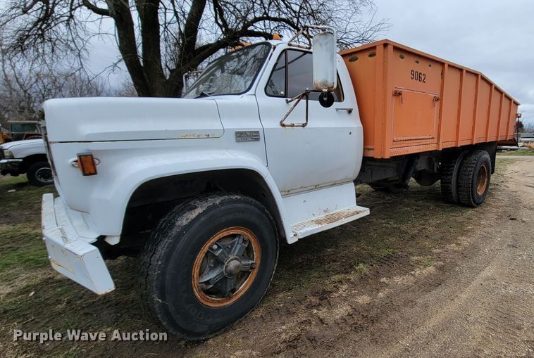 1979 GMC 7000  dump truck - HF9327