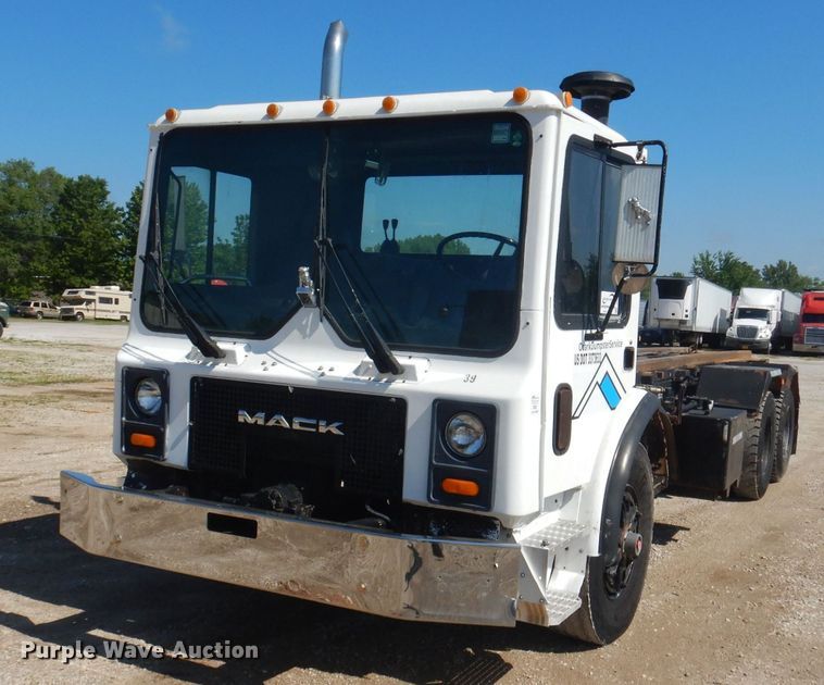 1996 Mack MR  roll-off container truck - DJ3829