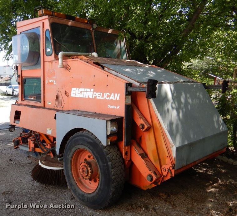 1998 Elgin Pelican Series P  street sweeper truck - DP4030