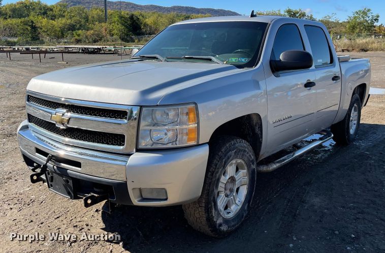 2010 Chevrolet Silverado 1500  Crew Cab pickup truck - IK9603