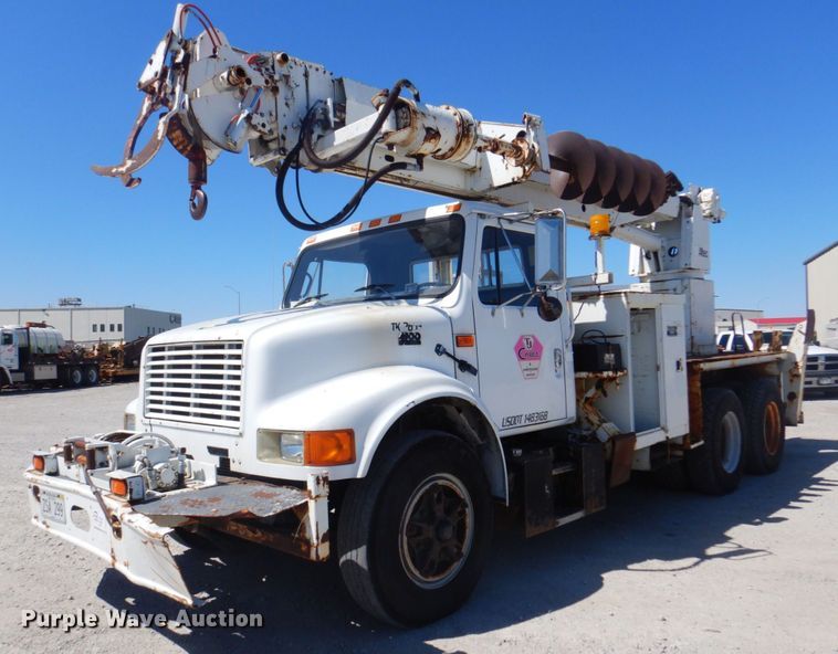1994 International 4900  digger derrick truck - DS5611