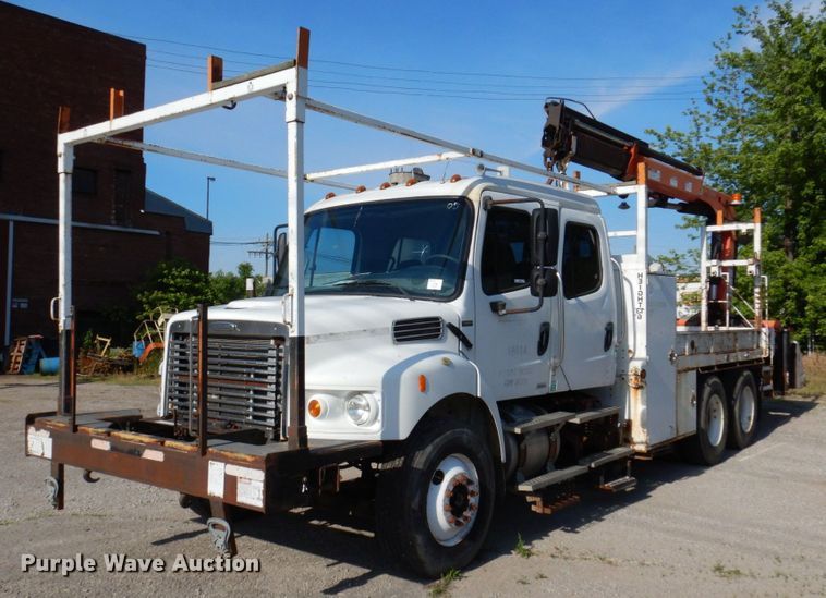 2005 Freightliner Business Class M2  crane truck - KR9302